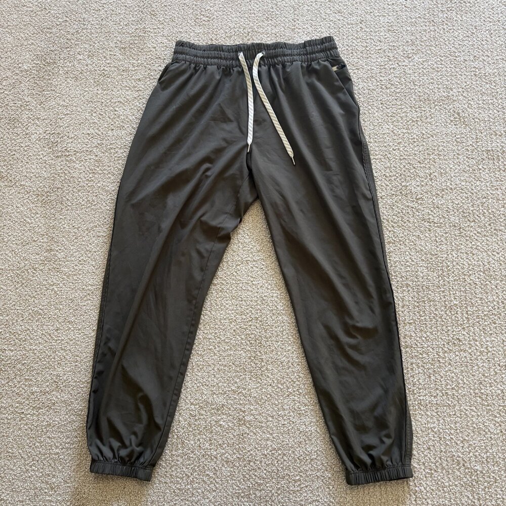 Vuori Meta Jogger Mens Olive Green Performance Stretch Athletic Luxe Size M